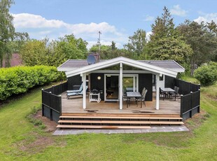 Lyst og stemningsfuldt sommerhus ved Ristinges skønne strand