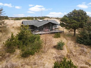 Flot sommerhus med fjordudsigt og fredfyldte naturomgivelser