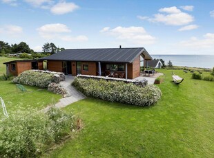 Højt beliggende sommerhus – fuld udsigt til havet – 6 personer Holme strand