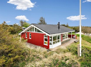 Højt beliggende sommerhus tæt på Vesterhavet