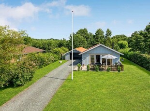 Hyggeligt sommerhus på stor grund tæt på vandet