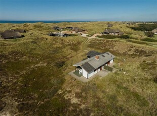 Hyggeligt sommerhus på stor naturgrund – 400 meter fra Vesterhavet