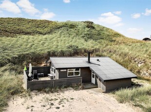 Klassisk træsommerhus i klitterne ved Furreby Strand