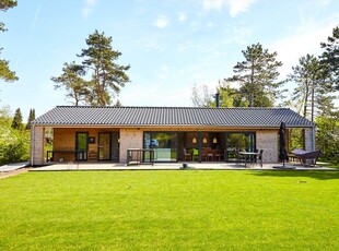 Lækkert nyopført sommerhus tæt på sandbadestrand