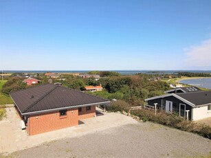 Nyd ferien i dette dejlig kvalitetssommerhus. Fra husets store terrasse, som snor sig rundt om huset, kan udsigten nydes ud over Gjellerodde og fjorden ved Lemvig.