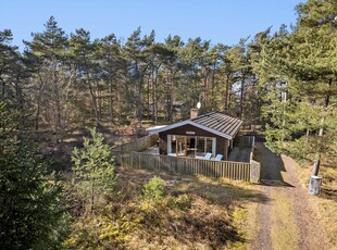 Skønt beliggende sommerhus i 2. række. Tæt på god badestrand.