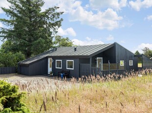 Lyst og indbydende sommerhus på rolig adresse tæt på by og strand