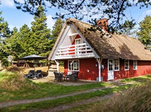 Smukt renoveret sommerhus med vildmarksbad og udendørs sauna