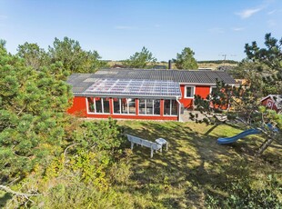 Sommerhus beliggende på en kuperet og særdeles flot naturgrund