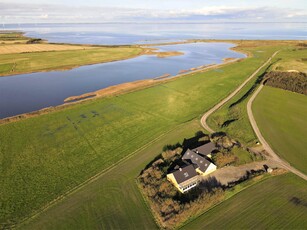 Stort feriehus i landlige omgivelser – flot udsigt til vandet