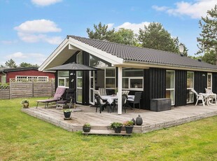 Velholdt og indbydende sommerhus tæt på vandet ved Stillinge strand på Sjællands vestkyst