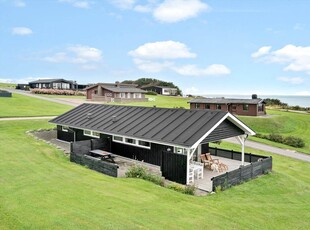 Velindrettet sommerhus i Gjellerodde – fantastisk fjordudsigt fra stuen og terrassen