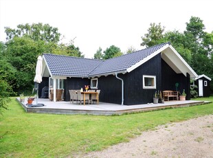 Dejligt sommerhus med spa og skøn terrasse, beliggende nær stranden