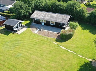 Hyggeligt sommerhus på stor, grøn grund i Hvalpsund