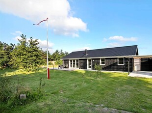 Lyst og moderne sommerhus med attraktiv adresse i Thorup Strand