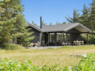 Skønt sommerhus med dejligt og stort terrassemiljø