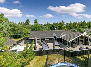 Stort og velindrettet sommerhus på lukket vej i Blåvand