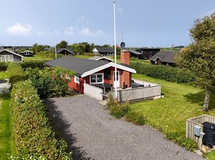 Charmerende træsommerhus på lukket vej nær Gjellerodde Strand