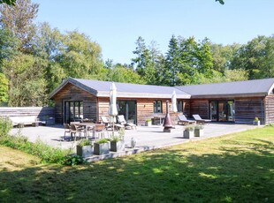 Dette pragtfulde hus med spa, ligger i naturskønt område i Geopark Odsherred kun 250m fra hyggelig sten/sandstrand