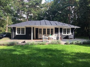 Fantastisk sommerhus med stor, skøn terrasse og have, beliggende i særdeles attraktivt område