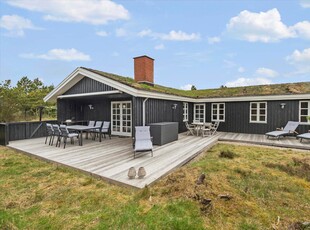 Hyggeligt sommerhus på naturgrund 350 meter fra stranden