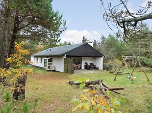 Hyggeligt sommerhus på stor, afskærmet naturgrund i Klitmøller