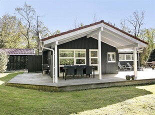 Indbydende sommerhus i træ. Kun 300 meter fra sandstrand