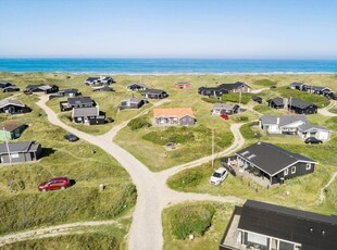 Klassisk sommerhus med skøn udestue og 200 meter til stranden