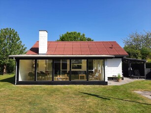 Nyistandsat lyst og moderne sommerhus ved Rude Strand