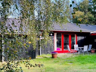 Originalt sommerhus på dejlig naturgrund nær skøn sandstrand