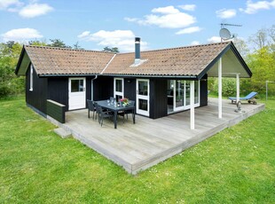 Sommerhus på Samsø i 1. række til stranden med en dejlig have og plads til 6 gæster