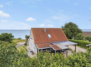 Sommerhus ved stranden – med panoramaudsigt over havet