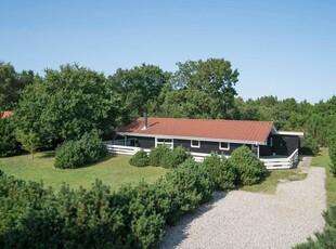 Velholdt feriehus beliggende på stor naturgrund i rolige omgivelser.