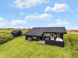 Velindrettet sommerhus nær Lønstrups bymidte – med havkig fra stuen