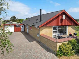 Velrenoveret sommerhus med solbeskinnet terrasse