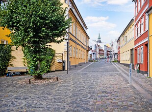 CENTRALT PLACERET ANDELSLEJLIGHED MED STORT KØKKEN-ALRUM OG EN SKØN RUMFORNEMMELSE