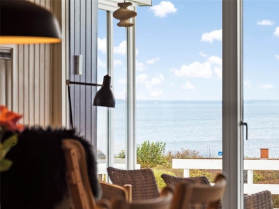 Panoramisk sommerhus ved Båring Vig – tæt på strand og natur