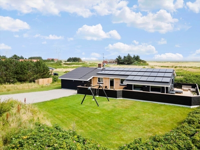 Skønt sommerhus med spa og sauna på lukket vej i Vejlby Klit