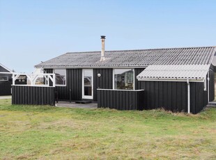 Funktionelt indrettet træsommerhus i Nr. Vorupør