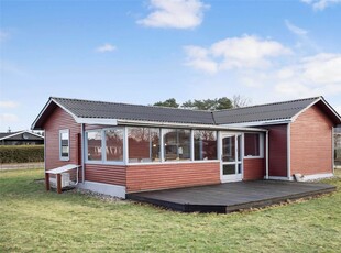 Hyggeligt træsommerhus med udestue og solrig terrasse