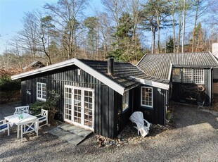 Lækkert sommerhus på naturgrund, med sans for detaljerne beliggende i Vejby