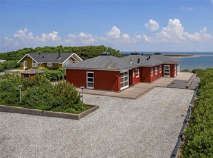 Nyd ferien i dejlige åbne omgivelser og lad krop og sjæl slappe af mens du nyder den skønne panoramaudsigt over natur og vand.