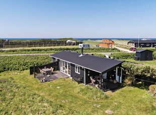 Hyggeligt sommerhus på stor grund tæt på Furreby Strand