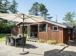 Stort sommerhus tæt på stranden i Vejby