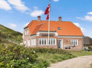 Totalrenoveret sommerhus i første række til Søndervig Strand