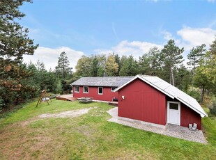 Velholdt træsommerhus på dejlig naturgrund i Kongsmark