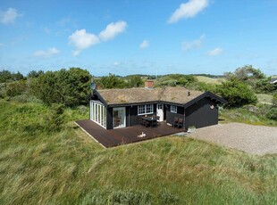 Charmerende sommerhus på stor naturgrund ved Tornby Strand