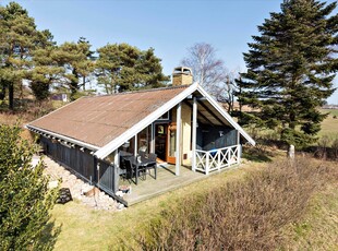 Hyggeligt ældre sommerhus med ”havkig” ved Fejrup Strand