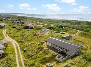 Hyggeligt sommerhus tæt ved havet med let adgang til stranden