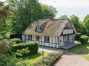 Hyggeligt stråtægt sommerhus beliggende for enden af blind vej på adressen Møllevangen 22, Jegum Ferieland - og med dejlig udsigt til grønne områder.